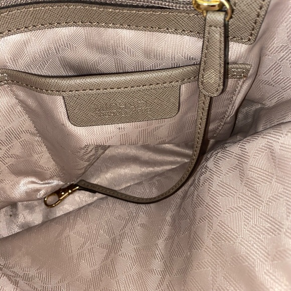 Gold Michael Kors purse in perfect condition! - Picture 6 of 9